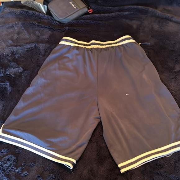 Nike Dri Fit Basketball Shorts. Large. Navy and White. - Picture 6 of 7